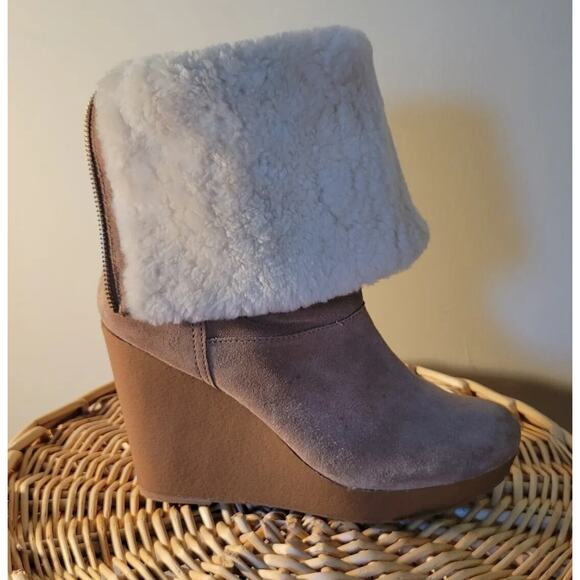 Boots Michael Kors Women 10M Suede Tan Shearling Wedge Gold MK Zipper 4.5in Heel - Picture 1 of 13